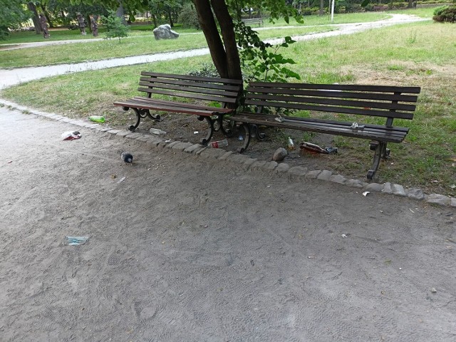 Pleszew. Nocna libacja w Parku Miejskim zakończona dewastacją. Połamane ławki i walające się butelki po alkoholu.