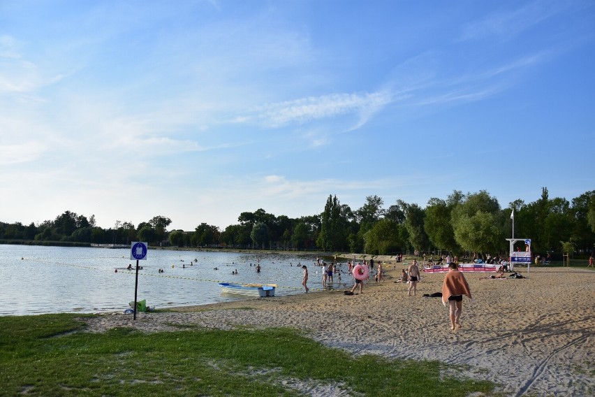 Granat znaleziono na plaży Małego jeziora w Żninie. Był bez...