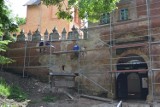 Na Zamku Grodno trwają prace przy odnawianiu elewacji budynku bramnego. Sgraffita odzyskują blask