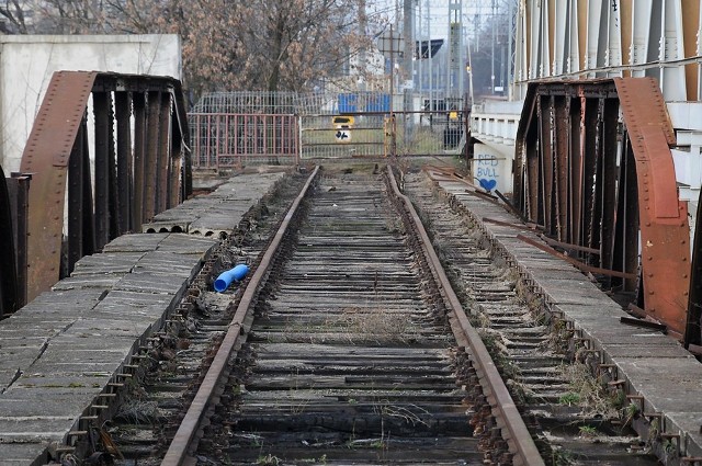 Nieremontowana przez całe lata żelazna kładka nad Wartą, łącząca Garbary i Ostrów Tumski, zostanie rozebrana ze względu na jej katastrofalny stan techniczny. Niegdyś po znajdujących się na niej torach jeździły pociągi do elektrociepłowni. Później służyła ona pieszym. Z czasem zaczęła popadać w ruinę. Inspektorzy budowlani półtora roku temu nakazali ówczesnemu zarządcy elektrociepłowni zabezpieczyć obiekt. Koniec końców kładka została zamknięta dla ruchu pieszego. 

Czytaj więcej: Zabytkowa kładka między Garbarami a Ostrowem Tumskim do rozbiórki [ZDJĘCIA]