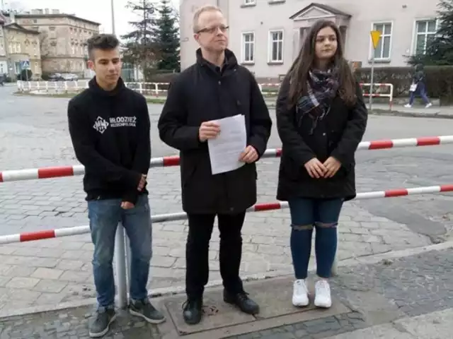 Przedstawiciele Młodzieży Wszechpolskiej chcą, by jedno z rond w Brzegu nosiło imię byłego premiera RP Jana Olszewskiego.