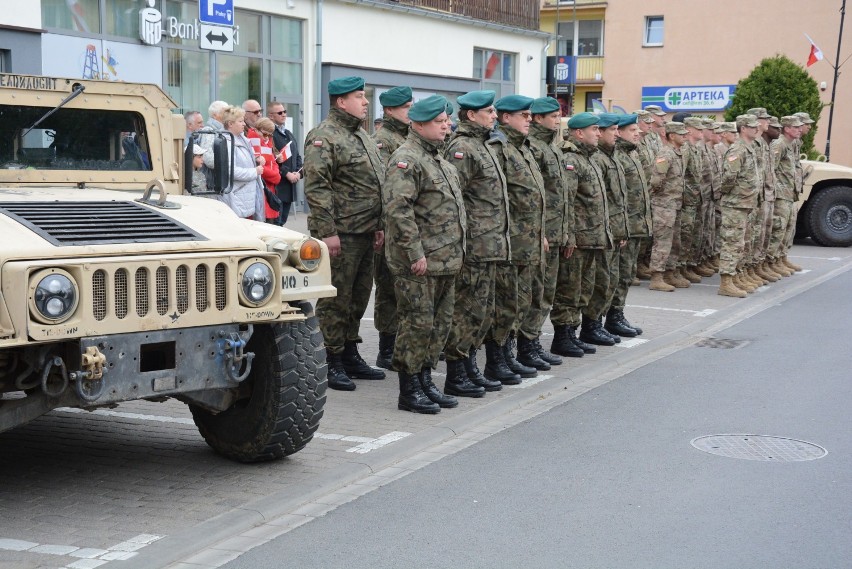 Drawsko Pomorskie. Obchody Święta Flagi z udziałem mieszkańców, żołnierzy polskich i amerykańskich