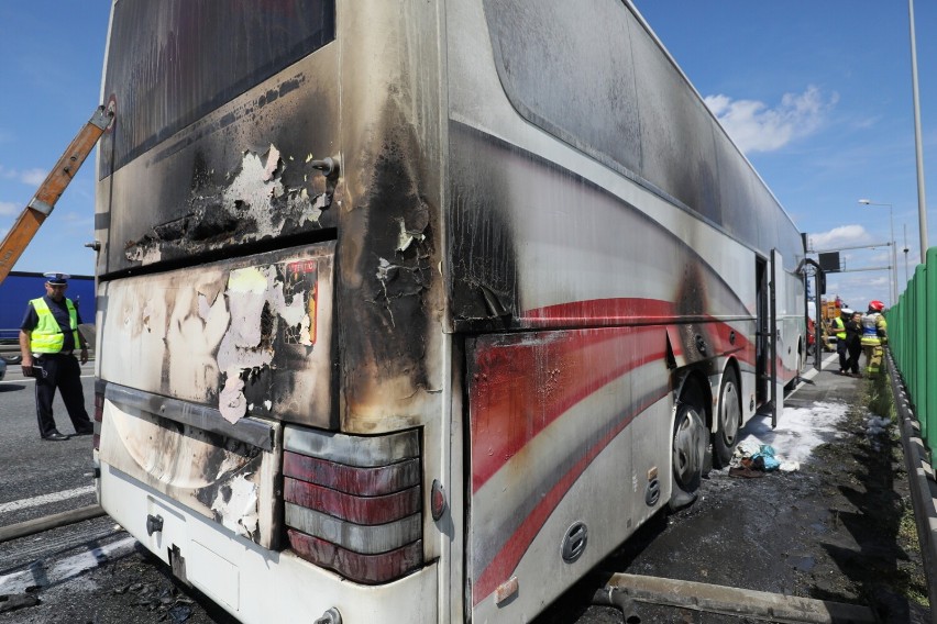 Groźny wypadek pod Warszawą. Na trasie S8 zapalił się autobus wiozący dzieci