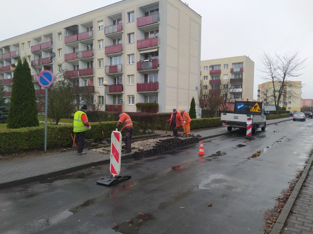 Przy ul. Szymanowskiego w Żarach rozpoczął się remont chodnika. To oznacza spore utrudnienie dla kierowców.