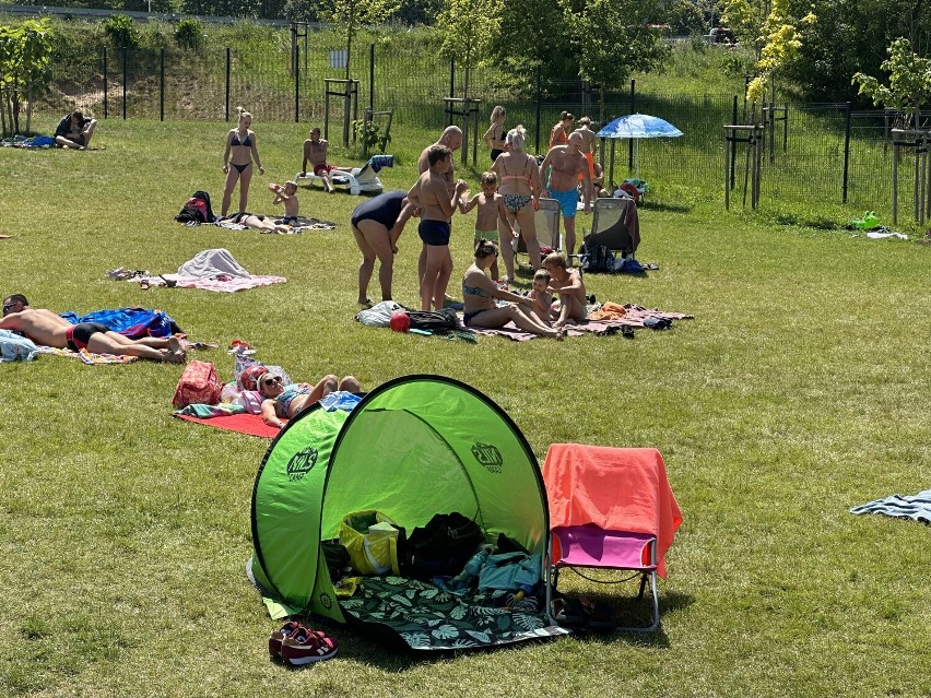 Baseny letnie w Gnieźnie wypełnione mieszkańcami spragnionymi ochłody