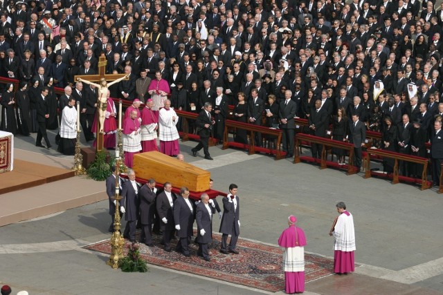 POGRZEB JANA PAWŁA II
 
data: 8 kwietnia 2005 
koszt: 8 mln dolarów
 
Pogrzeb Jana Pawła II był z pewnością jedną z największych uroczystości żałobnych współczesnego świata i jednym z największych zgromadzeń chrześcijan w historii świata. W związku z pogrzebem do Rzymu przybyło 2-4 milionów ludzi. Tak ogromna liczba pielgrzymów wymagała podjęcia dodatkowych środków bezpieczeństwa, co podwyższyło całościowe koszty.
 
Uroczystość pogrzebowa była także ogromnym wydarzeniem medialnym - największą tego typu zarejestrowaną ceremonią. Na placu św. Piotra znajdowało się ok. 300 tysięcy wiernych, przed telewizorami - 2 mld ludzi.
 