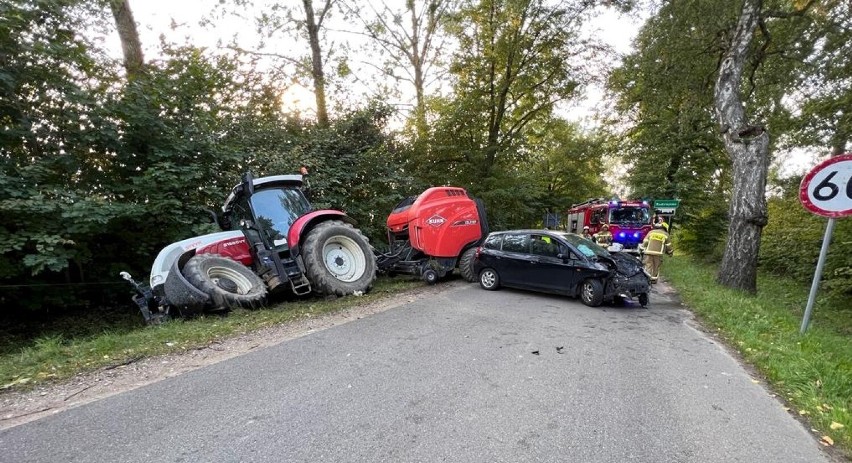 Zderzenie samochodu osobowego z ciągnikiem rolniczym. ZDJĘCIA