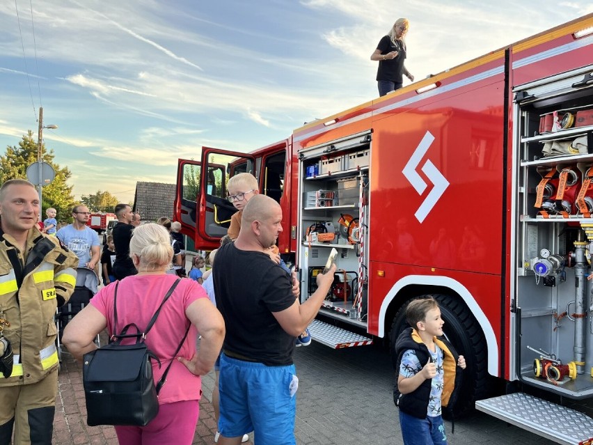 Mieszkańcy i strażacy hucznie powitali nowy wóz  OSP Konin-Chorzeń [Foto Film]