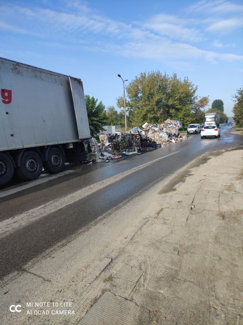 Pożar śmieci na naczepie ciągnika siodłowego na ulicy Pułaskiego w Radomiu [ZDJĘCIA]