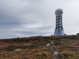 Kontrowersyjna wieża na szczycie Śnieżnika już stoi. Widoki z jej szczytu zachwycają