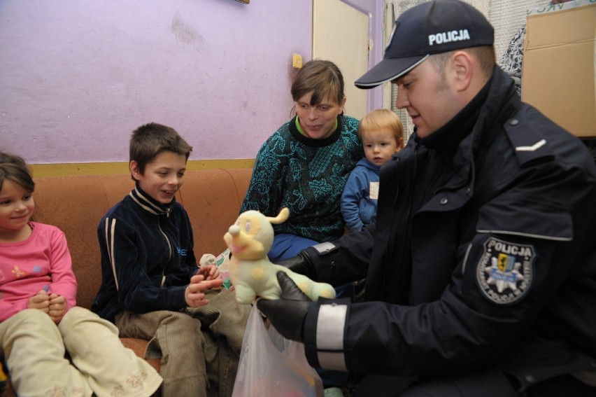 Miastko: Policjant z darami