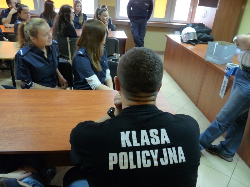 Klasa policyjna w Jastrzębiu-Zdroju: Młodzież odwiedziła komendę