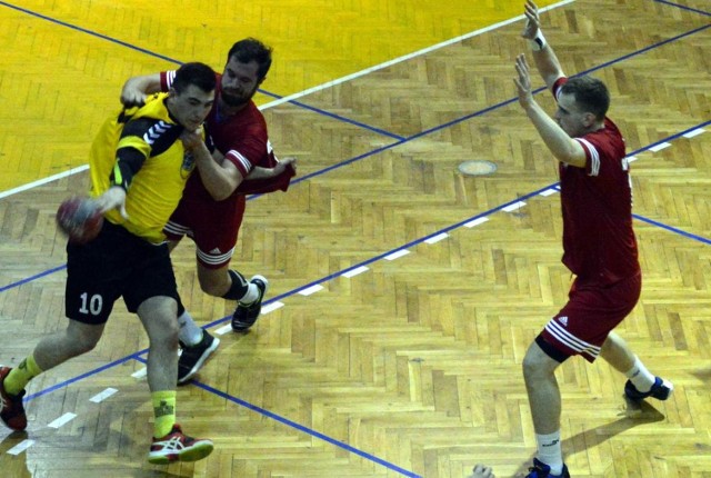 MTS Chrzanów (czerwone stroje) wygraną nad Bochnią może zapewnić sobie utrzymanie w I lidze piłkarzy ręcznych.