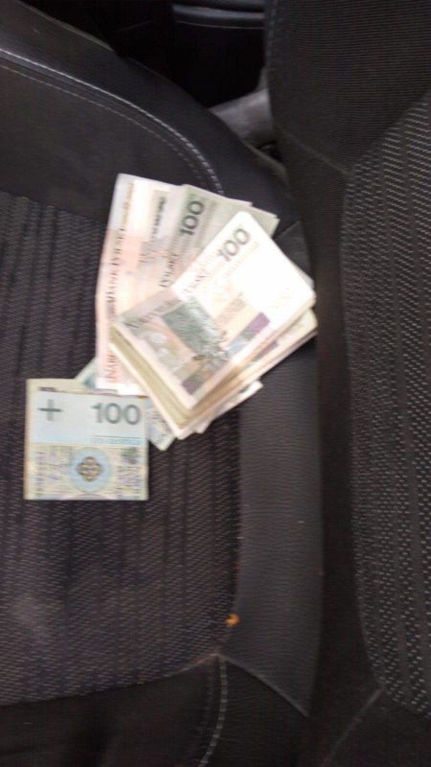 Fałszywi policjanci uknuli spisek. Wyłudzili od staruszki prawie 30 tysięcy złotych! [FILM]