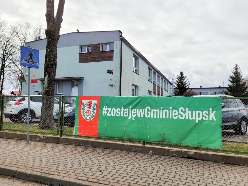 "Rodzinny marsz w obronie gminy Słupsk". Będzie kolejny protest przed ratuszem w Słupsku