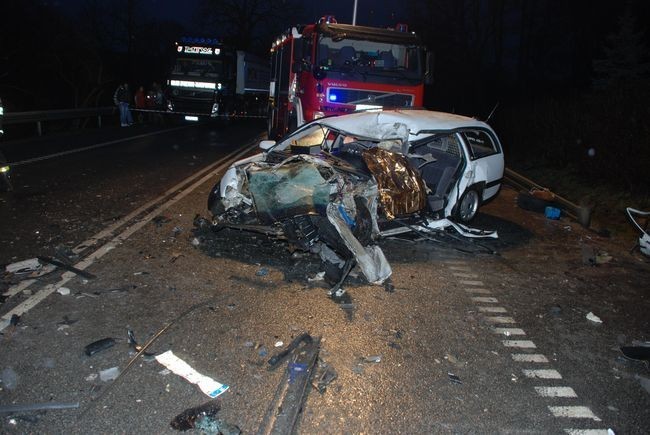 Śmiertelny wypadek w Pieniążkowie. Jedna osoba zginęła w zderzeniu samochodów. Droga odblokowana!