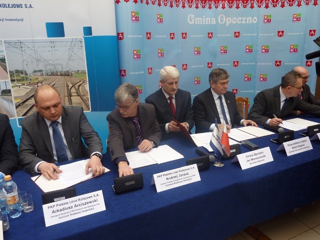 Przedstawiciele kolei i samorządowcy podpisują porozumienie w myśl którego przystanek Opoczno Południe powstanie w grudniu 2014 roku