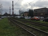 W Będzinie korki przy cmentarzach. Kierowcy parkują wzdłuż linii tramwajowej