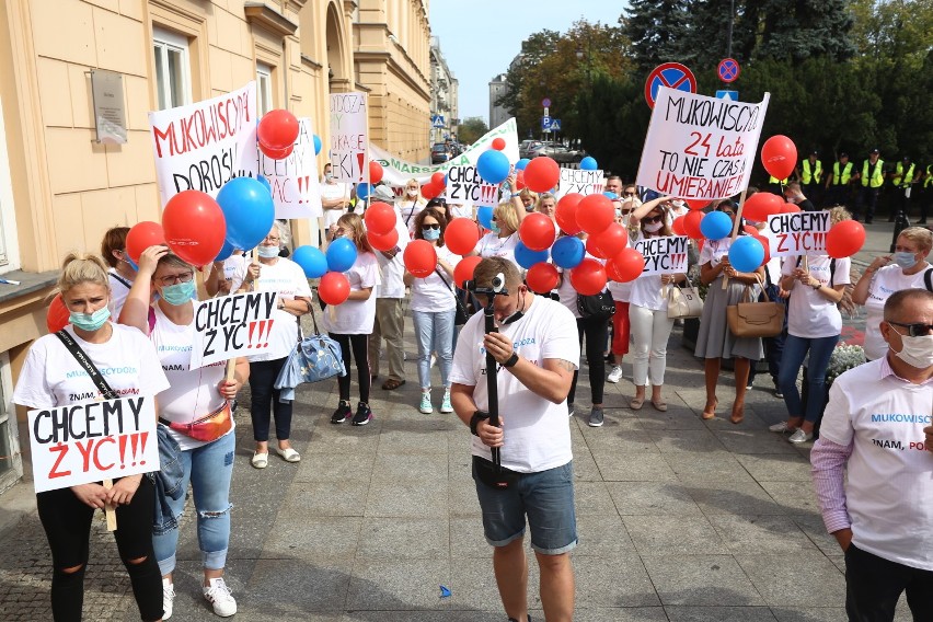 "Marsz po oddech". Przeszli ulicami Warszawy, żeby zwrócić uwagę na problemy osób chorujących na mukowiscydozę [ZDJĘCIA]