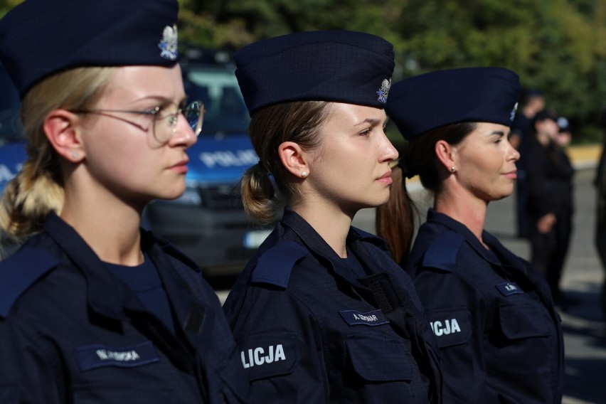 Nowi funkcjonariusze w szeregach wielkopolskiej policji. Ślubowanie złożyło 40 policjantek i policjantów