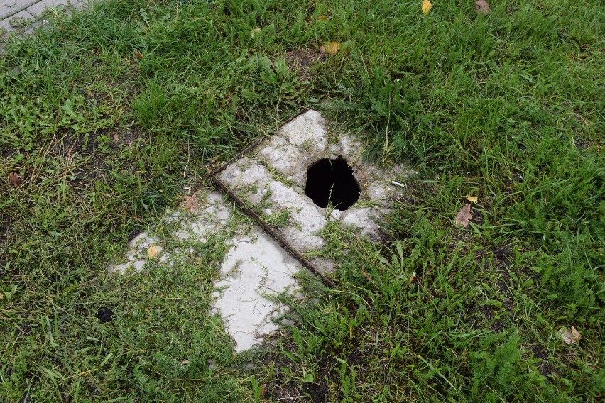 Pułapka na ulicy Jana Pawła II. Dziura w pokrywie studzienki [zdjęcia]