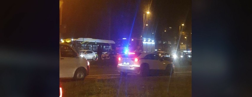Wypadek na Alejach Trzech Wieszczów w Krakowie. Jeden pas zablokowany