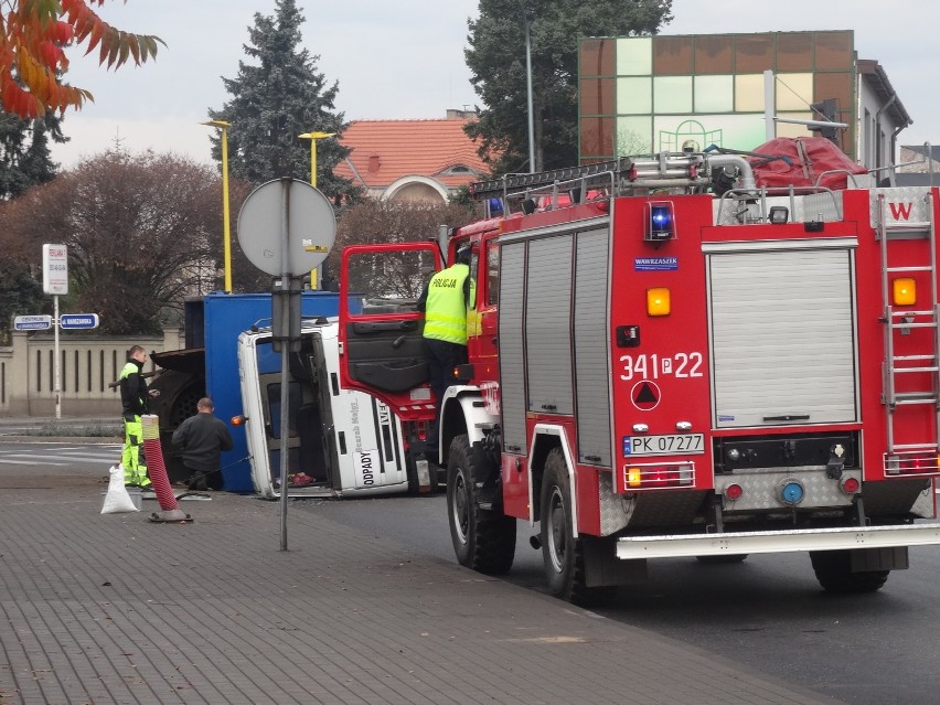 Skrzyżowanie Łódzkiej i Warszawskiej w Kaliszu znów zablokowane przez przewróconą ciężarówkę