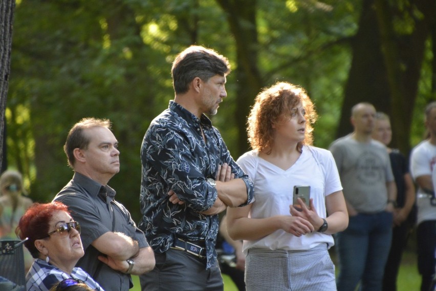 Zaręczyny przed koncertem kaliskich filharmoników w Parku...