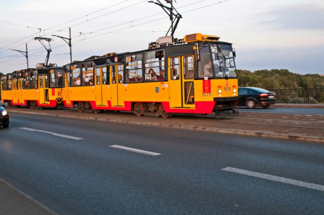 107
w kierunku Kierbedzia:
od skrzyżowania Krucza/ Piękna: Piękna – pl. Konstytucji – Waryńskiego – al. Armii Ludowej – Czerniakowska i dalej swoją trasą,
w kierunku Esperanto:
od ronda Sedlaczka: Rozbrat- Górnośląska - Solec – al. Armii Ludowej – Waryńskiego – pl. Konstytucji - Piękna – Krucza i dalej swoją trasą

108
w kierunku pl. Trzech Krzyży:
od skrzyżowania Rozbrat/ Kruczkowskiego/ Ludna/ Książęca: Kruczkowskiego – zawrotka za wiaduktem mostu Poniatowskiego – Kruczkowskiego – PKP POWIŚLE 03,
w kierunku Metro Wilanowska:
PKP POWIŚLE 03 - Kruczkowskiego – Rozbrat i dalej swoją trasą.

116
180
503
w obu kierunkach:
od skrzyżowania Belwederska/ Gagarina/ Spacerowa: Spacerowa – Goworka – Waryńskiego – pl. Konstytucji – Marszałkowska – Al. Jerozolimskie – Nowy Świat i dalej swoimi trasami

118
w kierunku Bródno-Podgrodzie:
od skrzyżowania Piękna/ Krucza: Krucza – Al. Jerozolimskie – Wioślarska - Ludna – Solec i dalej swoją trasą,
w kierunku Metro Politechnika:
od skrzyżowania Ludna/ Książęca/ Rozbrat/ Kruczkowskiego: Rozbrat – Górnośląska – Solec – al. Armii Ludowej – Waryńskiego – METRO POLITECHNIKA

127
w kierunku Mariensztat:
od skrzyżowania Al. Jerozolimskie /Bracka: Al. Jerozolimskie – Wioślarska - Ludna – Solec i dalej swoją trasą,
w kierunku Nowe Włochy:
od skrzyżowania Rozbrat/ Kruczkowskiego/ Ludna/ Książęca: Kruczkowskiego – Tamka – Kopernika – Świętokrzyska – Nowy Świat – Al. Jerozolimskie i dalej swoją trasą

159
w kierunku EC Siekierki:
od pl. Konstytucji: Waryńskiego – al. Armii Ludowej – Czerniakowska i dalej swoją trasą,
w kierunku CH Blue City:
od ronda Sedlaczka: Rozbrat – Górnośląska - Solec – al. Armii Ludowej – Waryńskiego – pl. Konstytucji – Koszykowa i dalej swoją trasą

166
w obu kierunkach:
od skrzyżowania Belwederska / Gagarina / Spacerowa: Gagarina – Czerniakowska – Łazienkowska - Rozbrat – Ludna i dalej swoją trasą

171
w kierunku Torwar:
od skrzyżowania Al. Jerozolimskie /Bracka: Al. Jerozolimskie – Wioślarska - Ludna – Rozbrat i dalej swoją trasą,
w kierunku Nowe Bemowo:
od skrzyżowania Rozbrat/ Kruczkowskiego/ Ludna/ Książęca: Kruczkowskiego – Tamka – Kopernika – Świętokrzyska – Nowy Świat – Al. Jerozolimskie i dalej swoją trasą

222
w kierunku Bielańska:
od pl. Unii Lubelskiej: Marszałkowska – Al. Jerozolimskie – Nowy Świat i dalej swoją trasą,
w kierunku Spartańska:
od ronda de Gaulle’a: Al. Jerozolimskie – Marszałkowska – pl. Konstytucji – Waryńskiego – Puławska i dalej swoją trasą


Zobacz też:
* Marsz wolności i solidarności. Prawo i Sprawiedliwość organizuje marsz poparcia rządu i prezydenta
* Komitet Obrony Demokracji, marsz i manifestacja "Obywatele dla demokracji" [WIDEO, ZDJĘCIA]