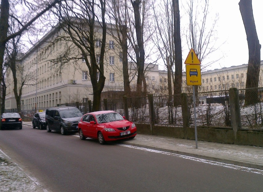 Tak się parkuje przy komendzie wojewódzkiej policji. Kto się...