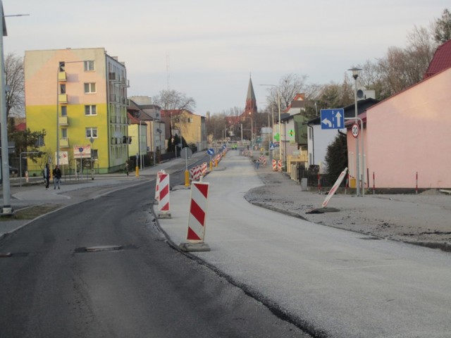 Prace remontowe na ul. Darłowskiej postępują. W ramach remontu DK 203 biegnącej przez tę ulicę, wylewana jest masa bitumiczna i masa ścieralna. Nadal obowiązuje ruch wahadłowy.