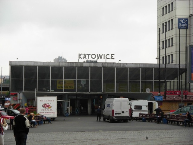 Zdjęcie ilustracyjne. Wejście na dworzec główny w Katowicach. Licencja: GNU; http://commons.wikimedia.org/wiki/Image:Train_station_in_Katowice_plac_Andrzeja_entry.JPG