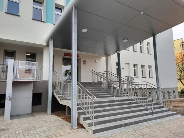 Obiekt przy Szpitalnej 32 w Żninie przeszedł w tym roku metamorfozę. Teraz jest też winda dla niepełnosprawnych.