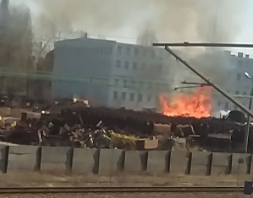 Pożar w Zabrzu. Płoną odpady na terenie KWK Makoszowy. Trwa akcja gaśnicza. Z pożarem walczą cztery zastępy strażaków