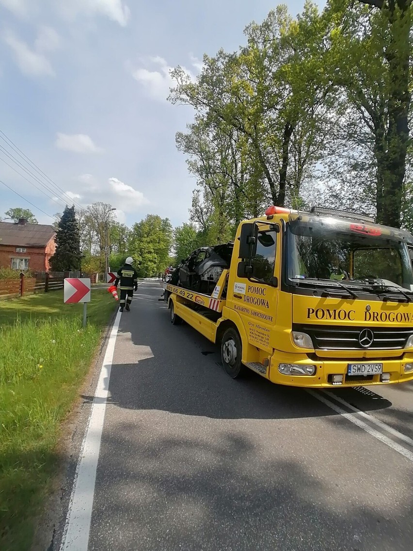 Wypadek w w Lyskach (powiat rybnicki). Na jezdni zapalił się samochód. Występują spore utrudnienia!