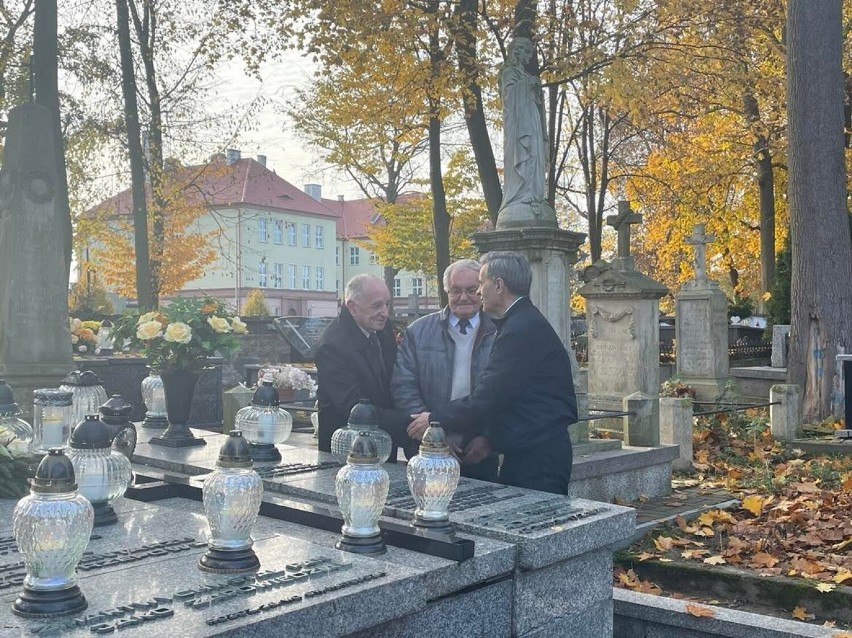 Tłumy ludzi Wszystkich Świętych na cmentarzu katedralnym w Sandomierzu. Mszę odprawił biskup Krzysztof Nitkiewicz