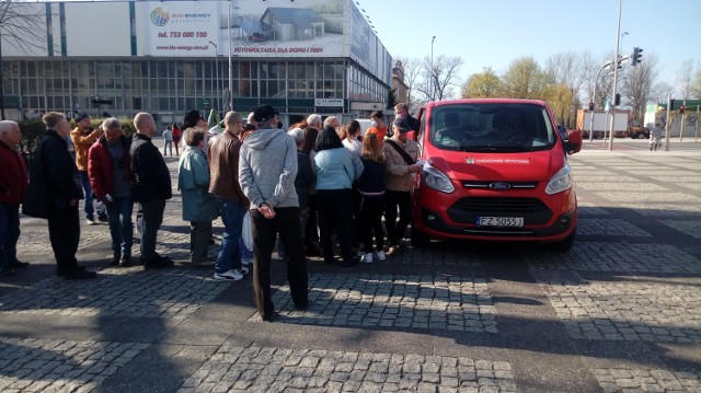 Maseczki w Zielonej Górze były rozdawane przez strażaków.