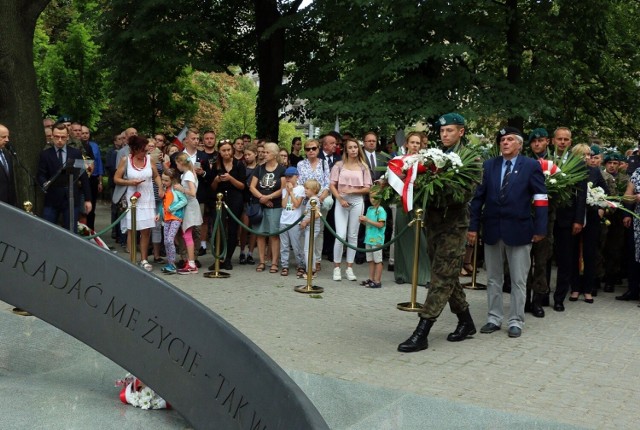 Co roku obchody wybuchu Powstania Warszawskiego odbywają się przy pomniku-pierścieniu rotmistrza Pileckiego.