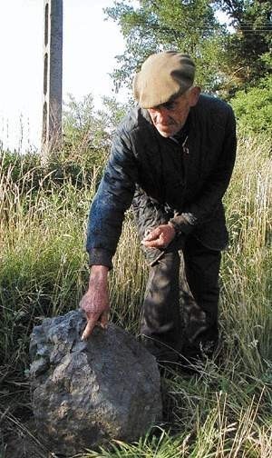 Józef Walczak z Brąszewic jest przekonany, że kamień, który znalazł na polu, to meteoryt