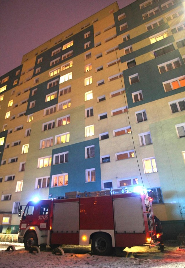 Pożar wybuchł w mieszkaniu na VIII piętrze bloku przy ul. Paderewskiego 33.