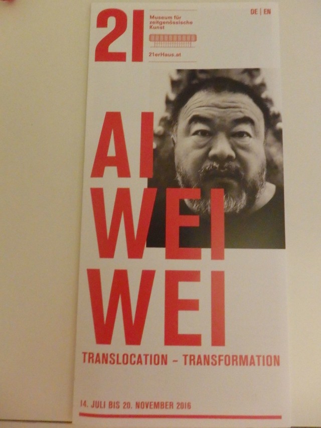 Translocation - Transformation / Przemieszczanie 
-&nbsp;Przekształcanie) tak Ai Weiwei zatytułował pokaz
swojej tw&oacute;rczości. Jeden z najważniejszych tw&oacute;rc&oacute;w czas&oacute;w wsp&oacute;łczesnych. Jest Chińczykiem i obywatelem świata. 
Fot. C.