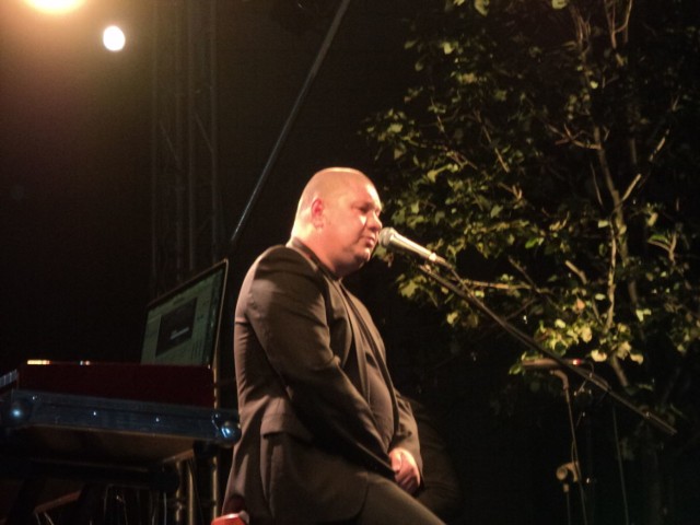 Marek Dyjak wykonuje utwory na XII Festiwalu Kultury Żydowskiej Warszawa Singera.