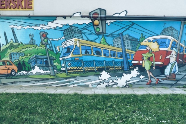 Kolejny kolorowy mural znajdziecie przy Alei Generała Władysława Andersa. Powstał on kilka lat temu, a jego twórcą jest artysta Łukasz Lenda.