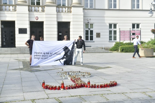 Rocznica powstania warszawskiego na Placu Corazziego w Radomiu. Ułożono znak Polski Walczącej. Zobacz więcej w dalszej części galerii >>>