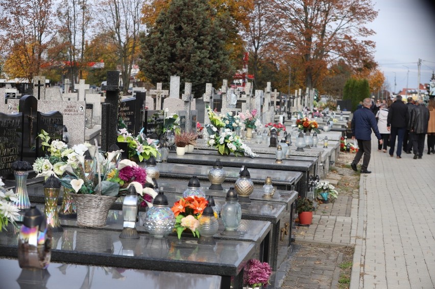 Wszystkich Świętych 2022. Na cmentarzu komunalnym w Sandomierzu mieszkańcy porządkowali groby bliskich. Zobacz zdjęcia