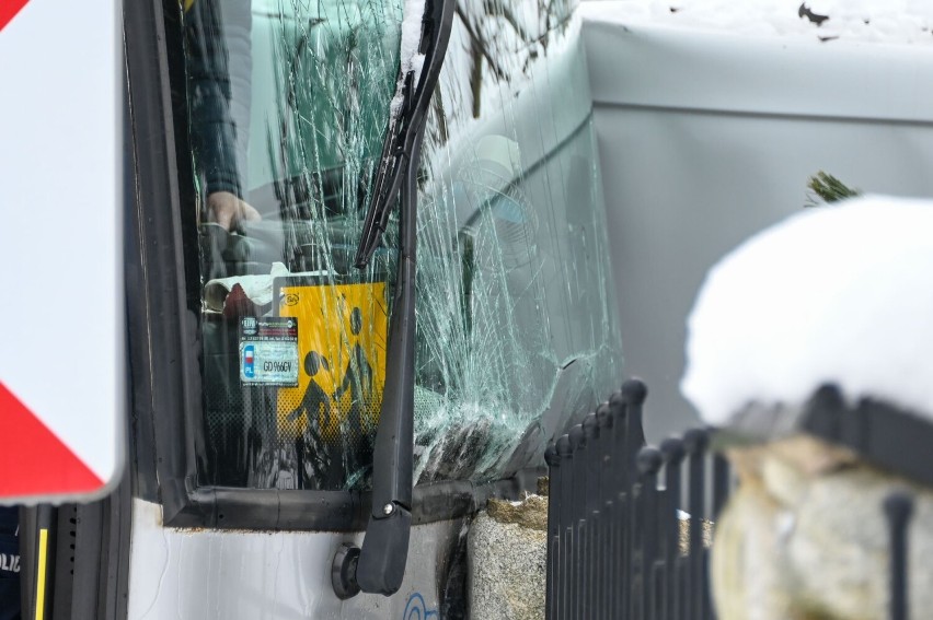 Groźny wypadek na Podhalu. Autobus z dziećmi wypadł z drogi i staranował inne auto. Na drogach są bardzo trudne warunki 
