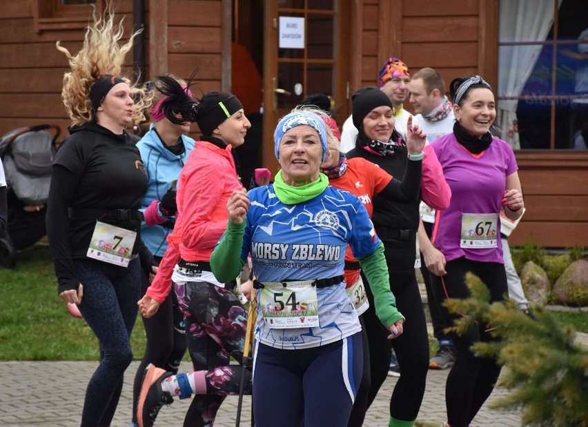 Wielkanocne bieganie i marsz nordic walking w Gnojewie. Trzy okrążenia wokół jeziora