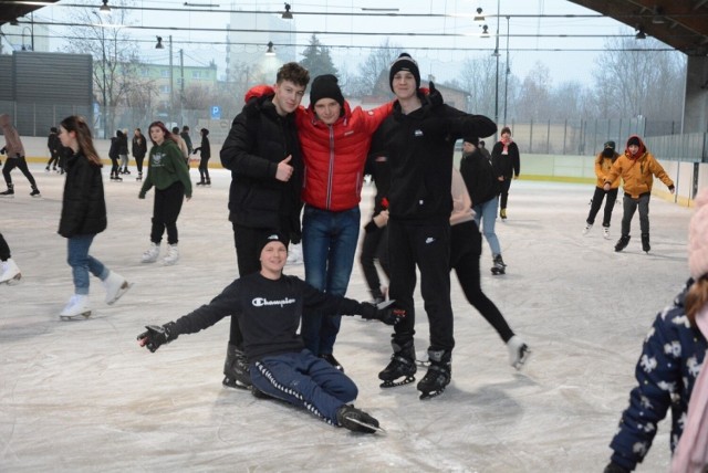 Na otwarcie lodowiska w Skarżysku - Kamiennej przyszło wielu młodych ludzi.