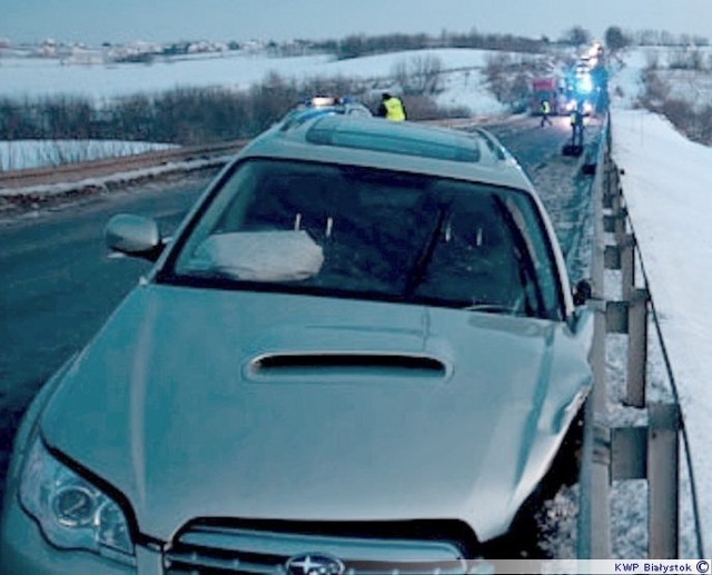 Dyżurny Komendy Miejskiej Policji w Łomży otrzymał zgłoszenie o wypadku drogowym na trasie Łomża -  Łomża Stara. Na miejsce pojechali mundurowi. Tam wstępnie ustalili, że 53 - letnia kierująca subaru najprawdopodobniej straciła panowanie nad pojazdem, zjechała na przeciwległy pas ruchu gdzie uderzyła w bok jadącej z przeciwka skody. 

Auto wpadło pod tira [zdjęcia]

Zobacz też
Wiadomości kryminalne na stronie: Podlaskiej Kroniki Policyjnej