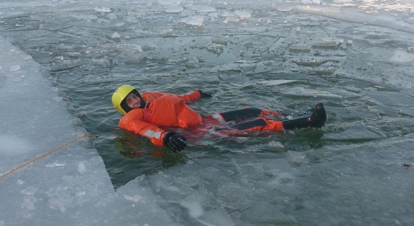 Ćwiczenia strażaków nad jeziorem Jeleń z zakresu ratownictwa lodowego [ZDJĘCIA] 